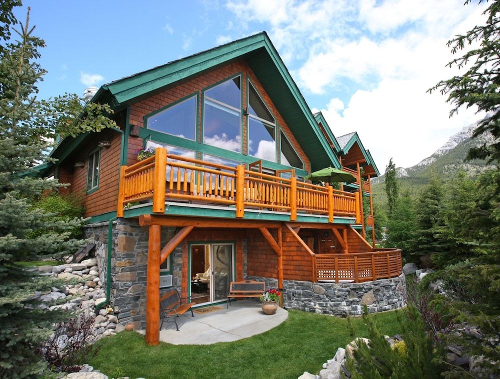 A Bear and Bison Country Inn0