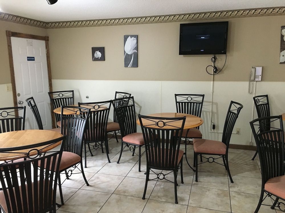 Twelve Oaks Inn0