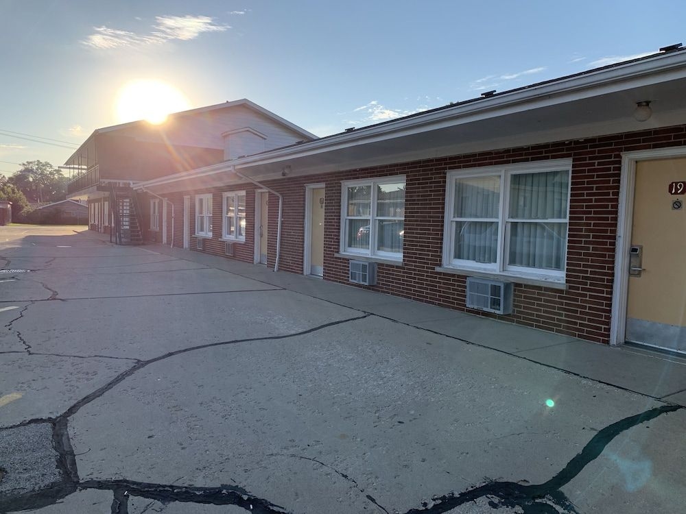 New Relax Inn Bridgeview1