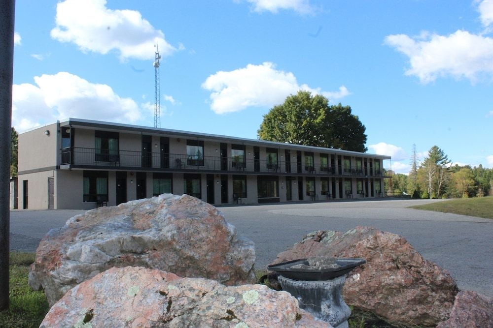 Bancroft Inn & Suites4