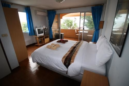 Beachfront Hotel Cha Am1