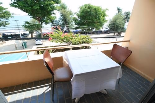 Beachfront Hotel Cha Am4