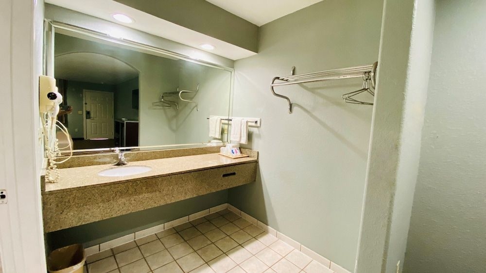 Moonlight Inn and Suites4