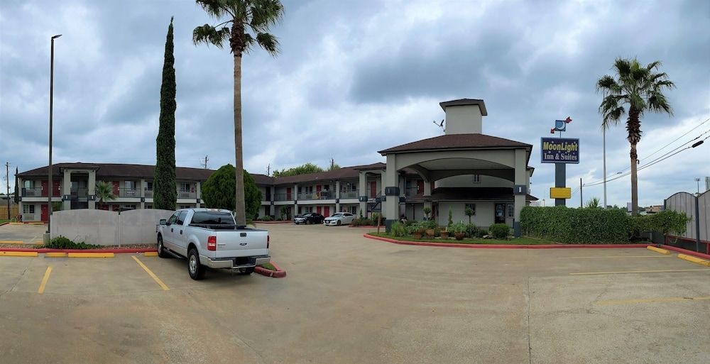 Moonlight Inn and Suites0