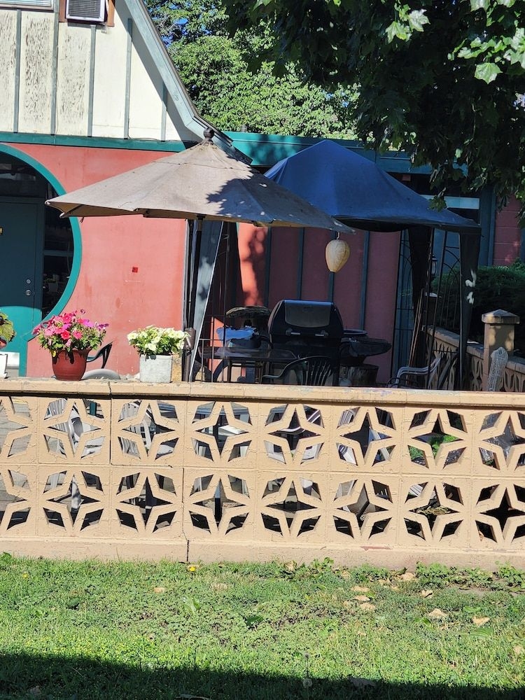 Tiki Village Inn2