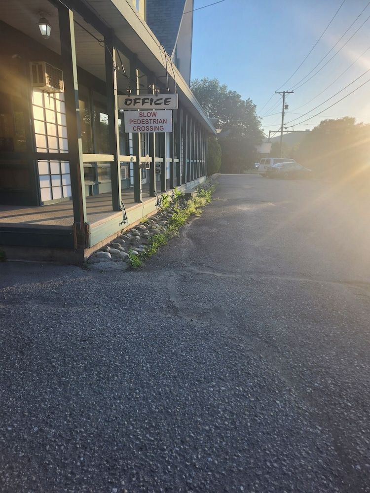 Tiki Village Inn1