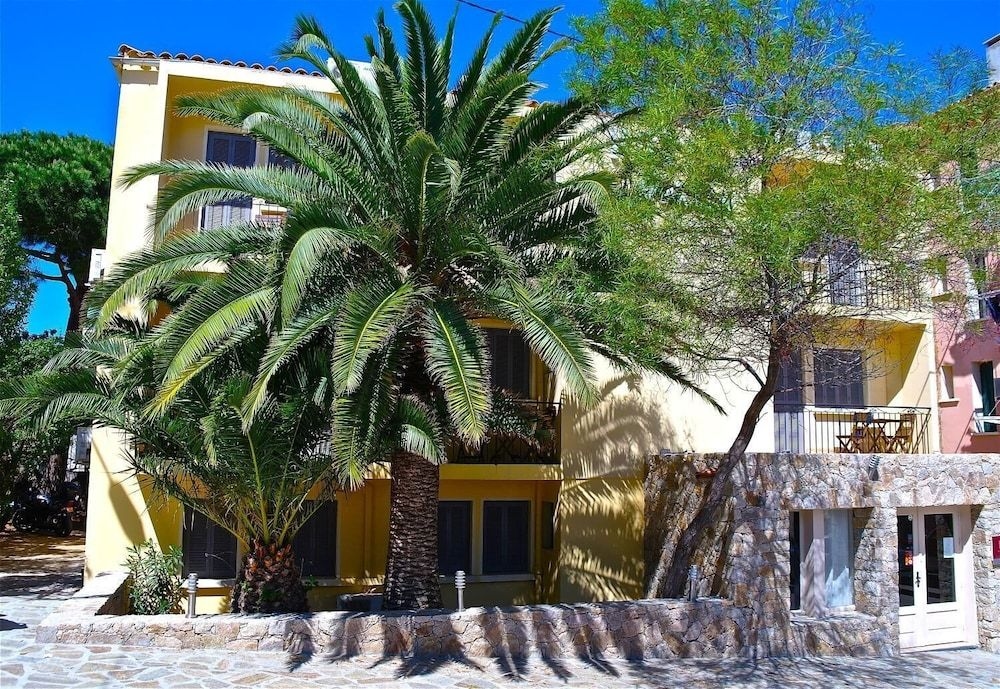Hotel le Grillon1