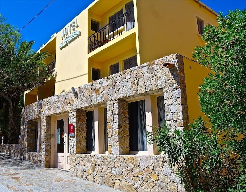 Hotel le Grillon2