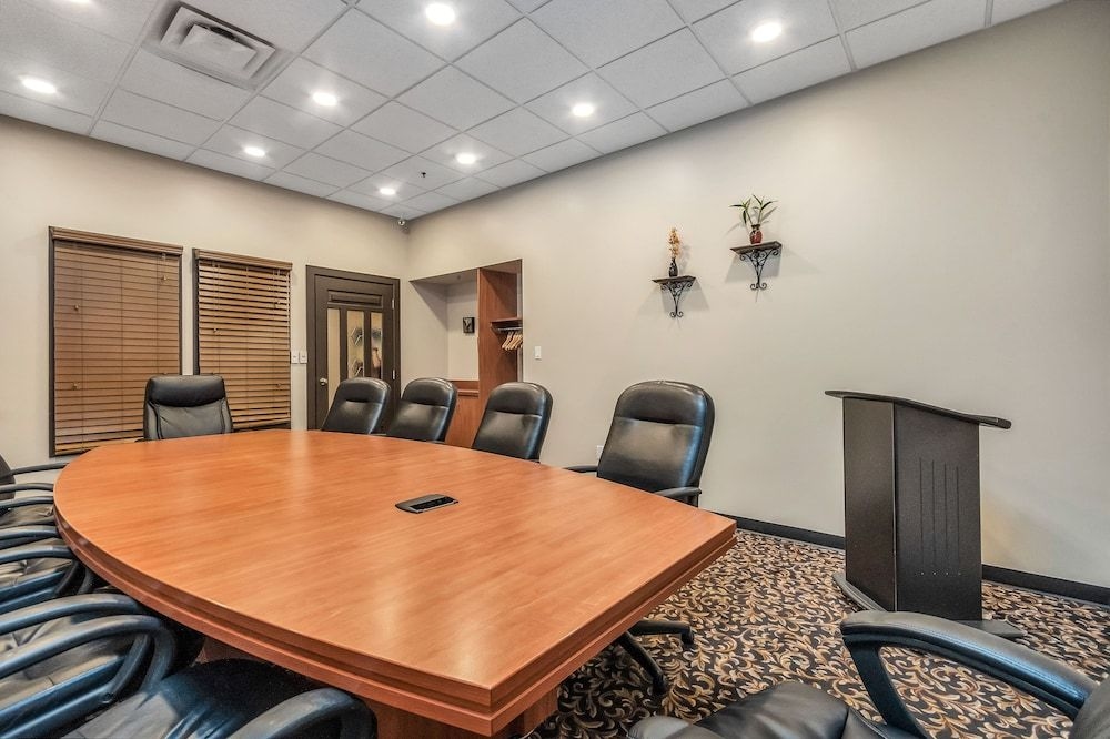 Best Western Plus Seven Oaks Inn4