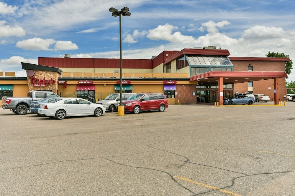 Best Western Plus Seven Oaks Inn1