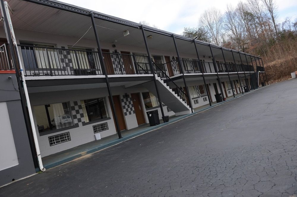 Deluxe Inn0