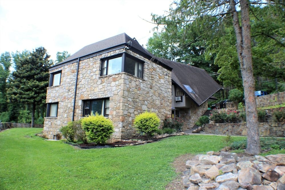 Chalet Inn1
