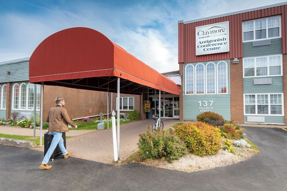 Claymore Inn and Suites0