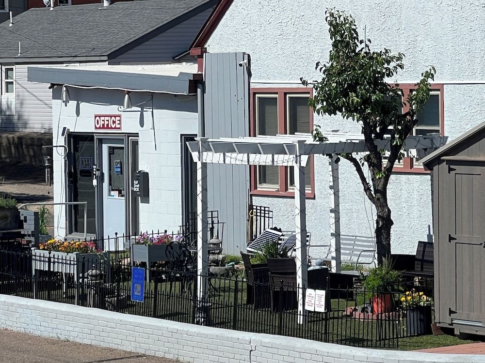 Midtown Motel3