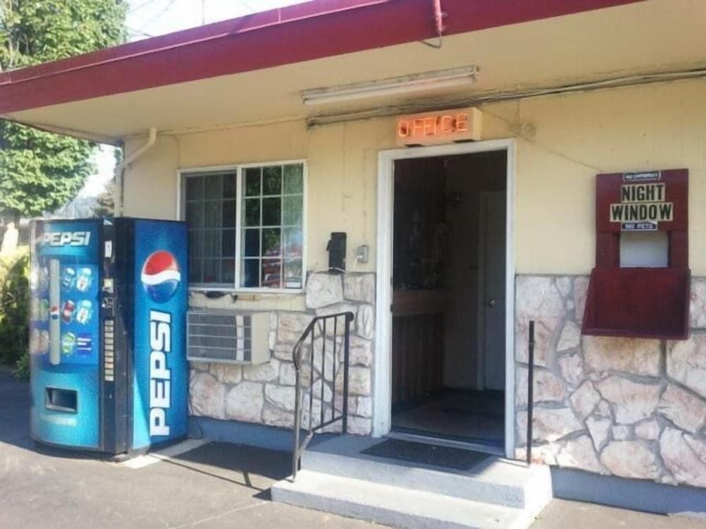 Aaron Motel3