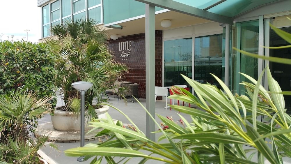 Little Hotel3