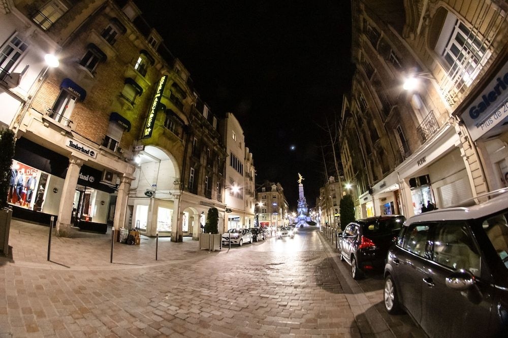 โฮเต็ล เดส์ อาร์คาด (Hotel des Arcades)1