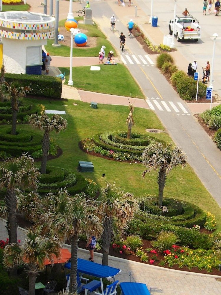 The Breakers Resort Inn2