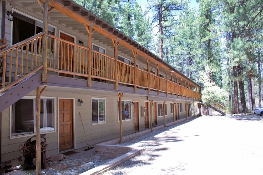 Goldmine Lodge & Black Bear Cottages4