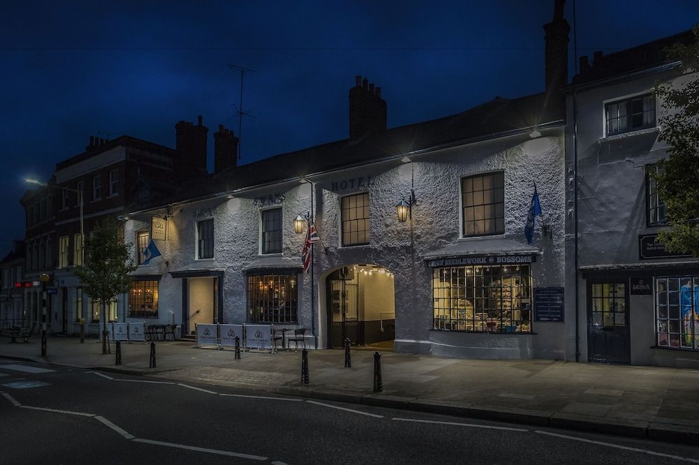 Three Swans Hotel0