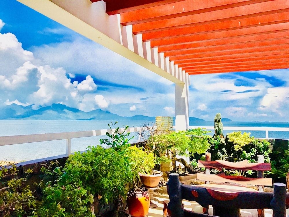 โรงแรมวาล (Blue Whale Hotel)1