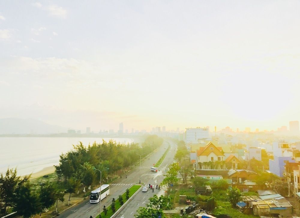 โรงแรมวาล (Blue Whale Hotel)0