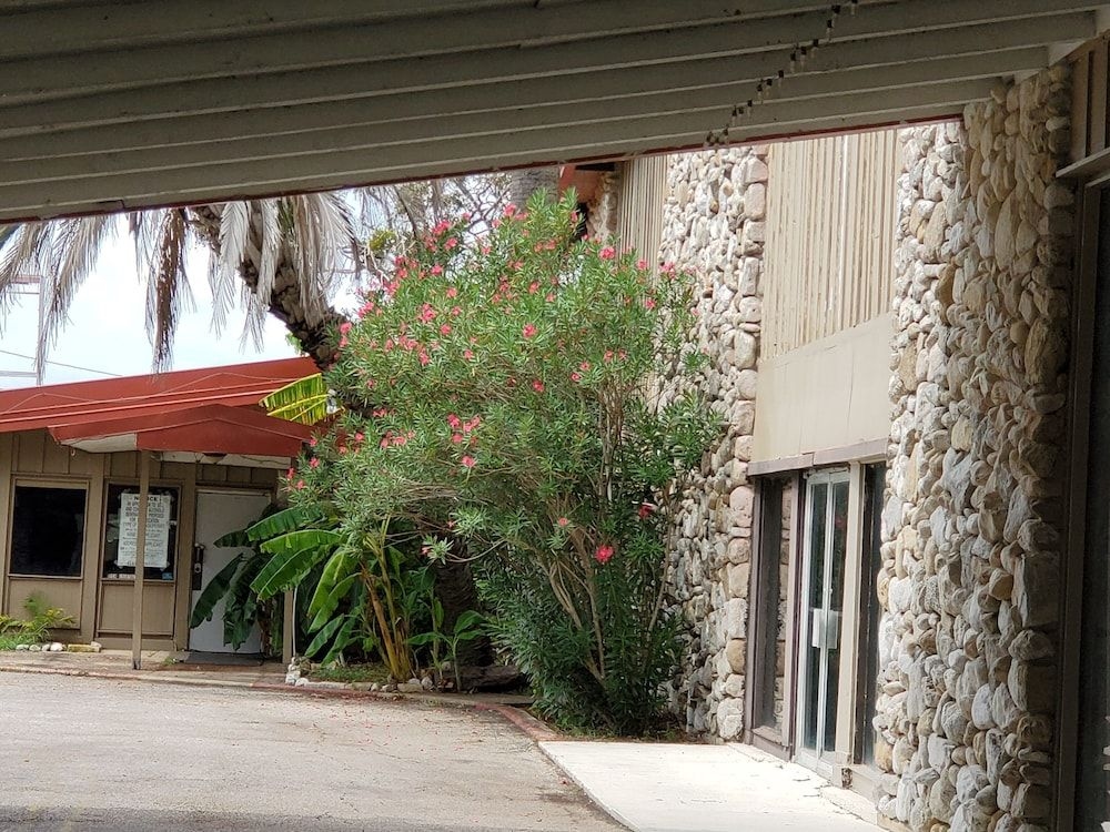 Bay City Inn4