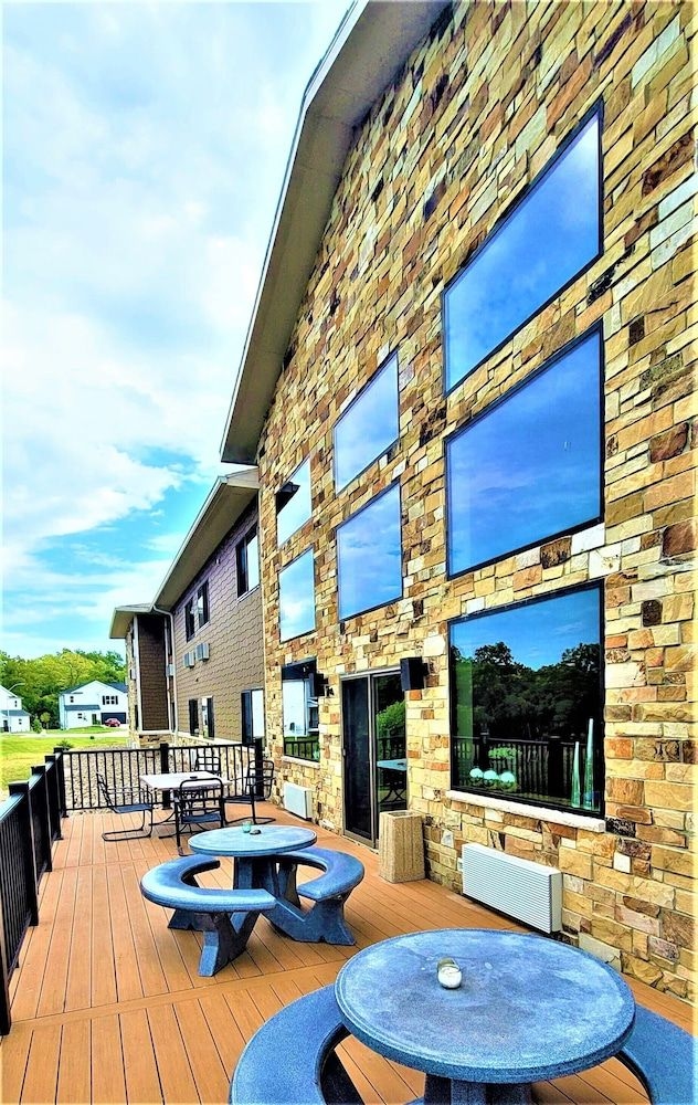 Boulders Inn & Suites - Polk City4