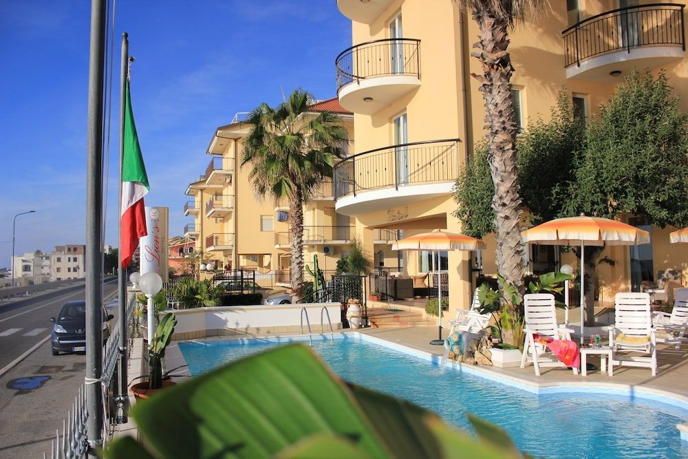 Lion's Hotel3