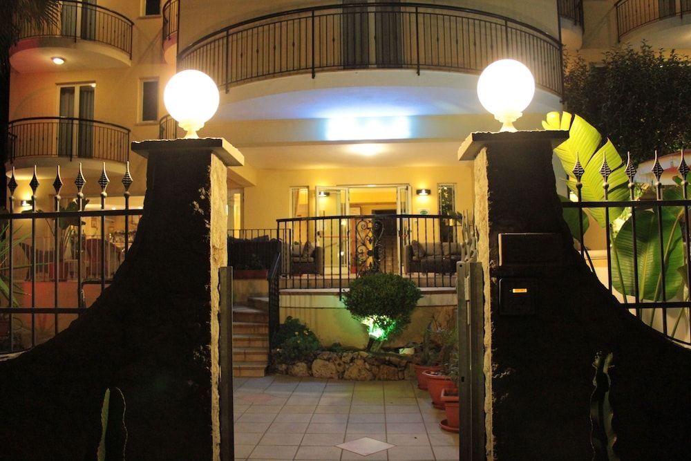 Lion's Hotel2