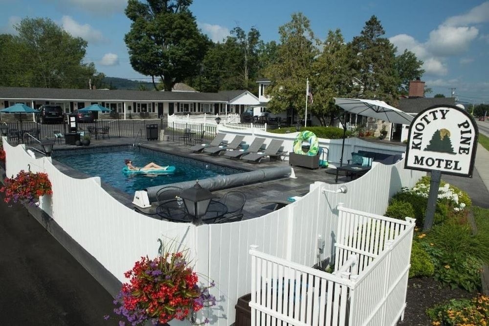 Knotty Pine Motel1