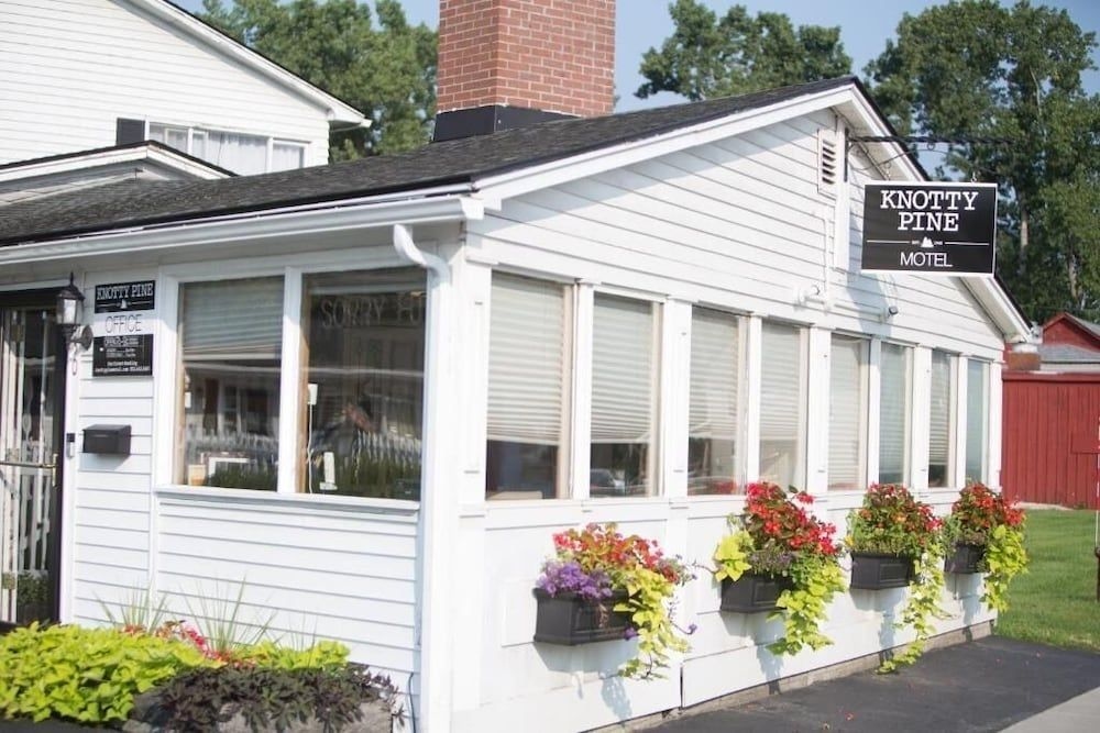 Knotty Pine Motel0