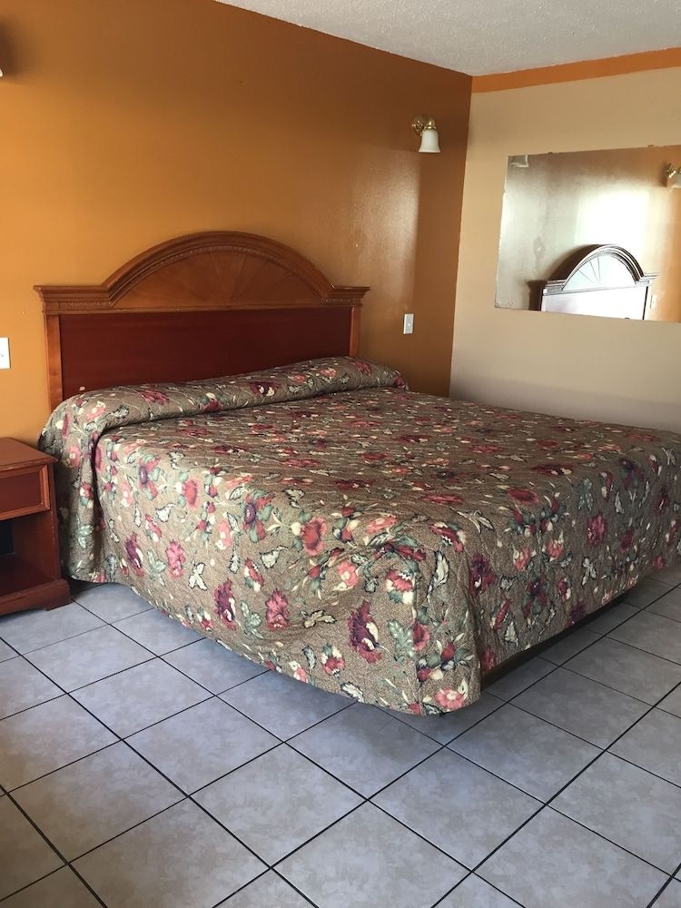 Budget Inn & Suites0