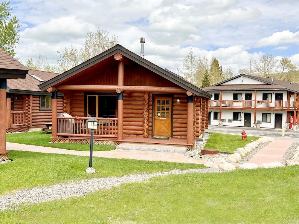 Beartooth Hideaway Inn & Cabins1