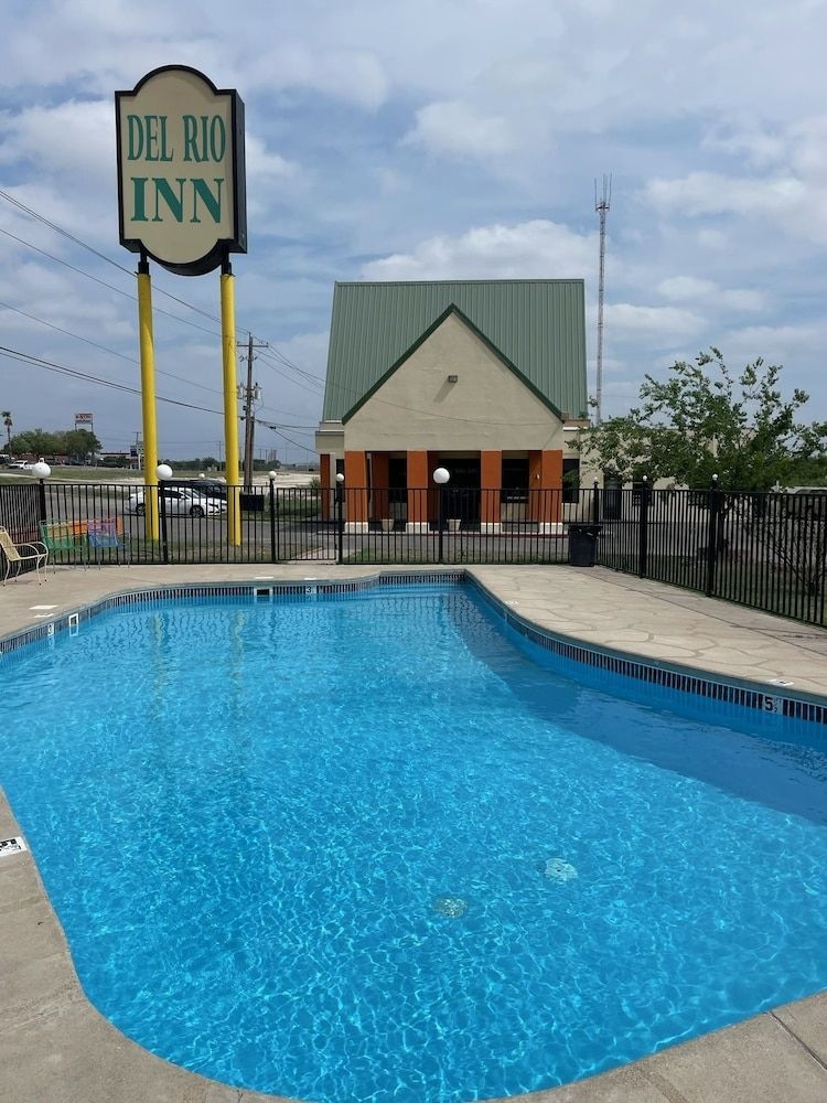 Del Rio Inn3