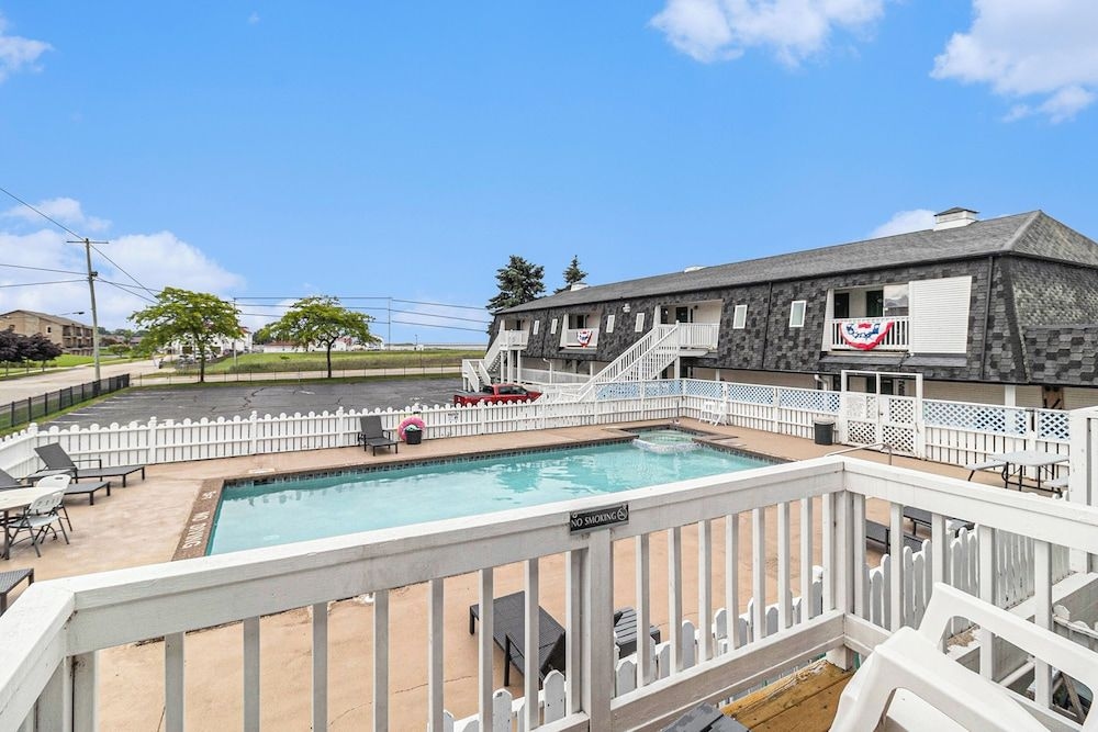 Snyders Shoreline Inn0