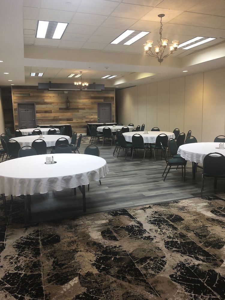 Flat Creek Inn and Suites0