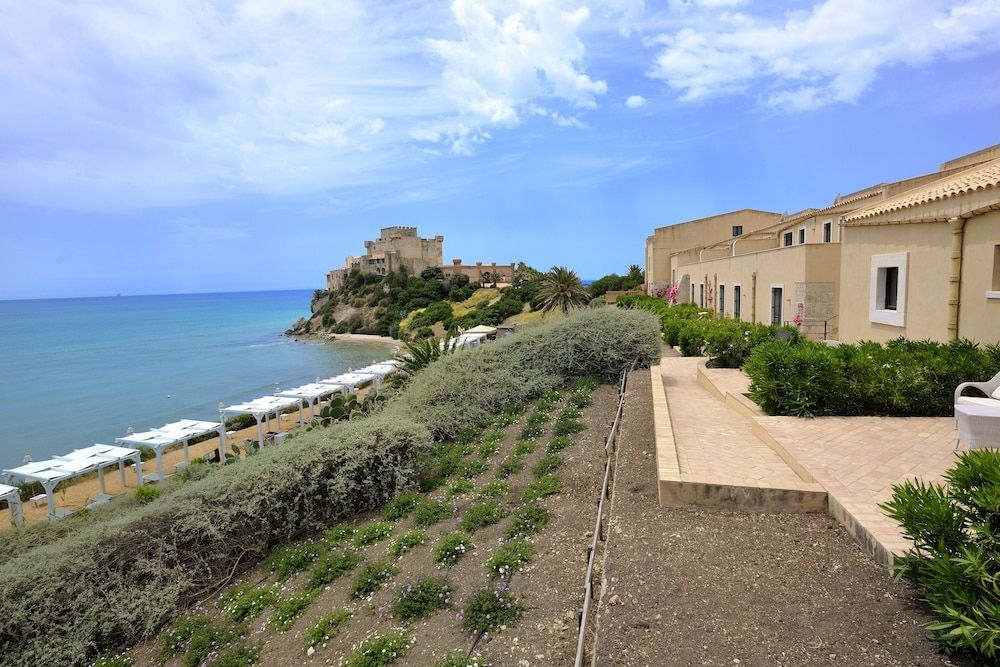 Falconara Charming House and Resort4