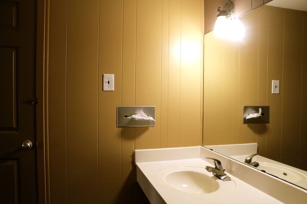 Executive Inn and Suites4