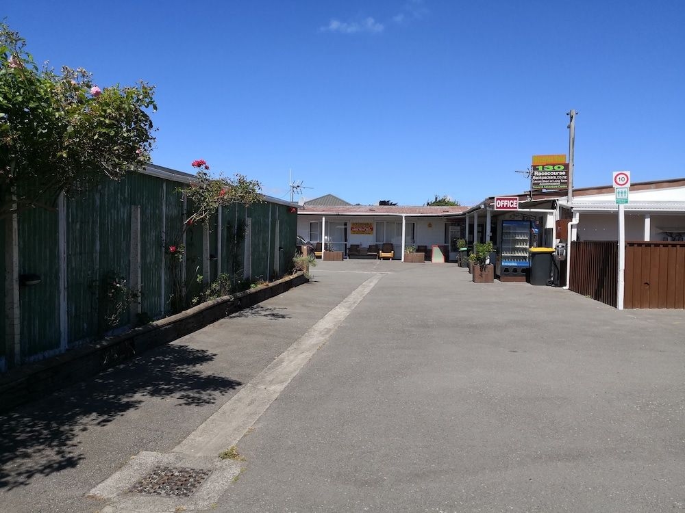 Racecourse Backpackers Hostel4
