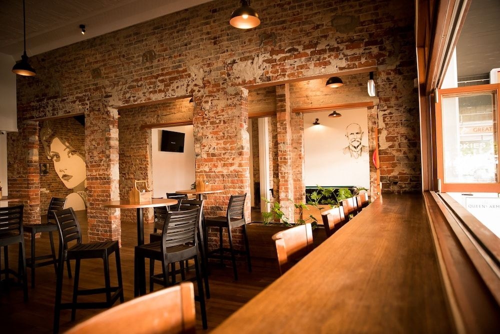 Queens Arms Hotel2