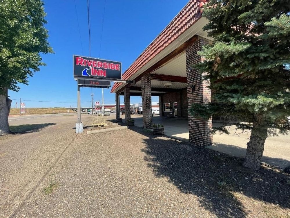 Riverside Inn1