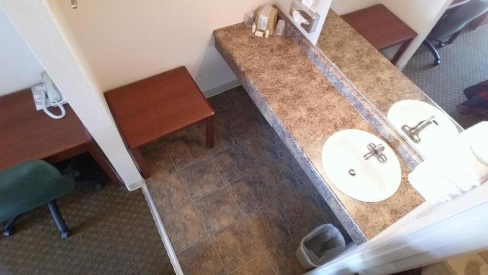 Riverside Inn2