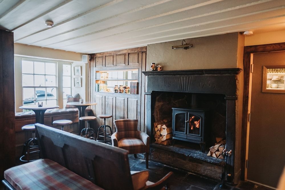 Assheton Arms4