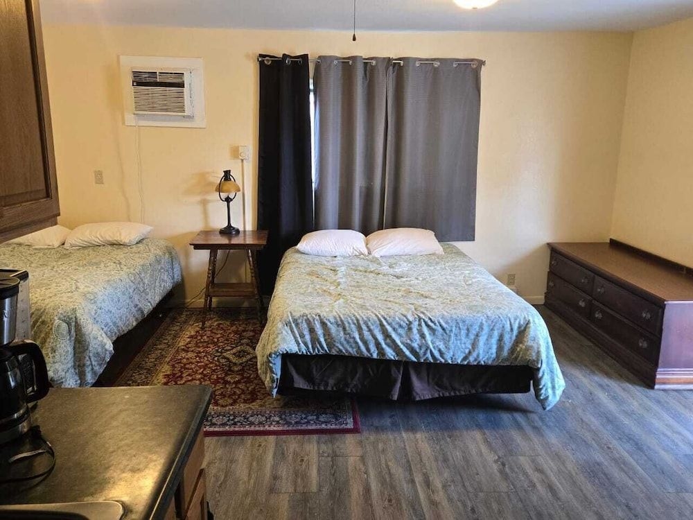 Golden Door Motel4