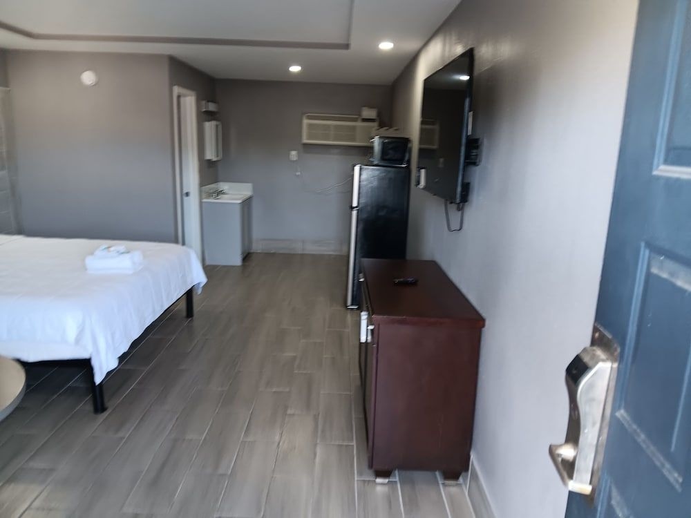 Budget Inn East2