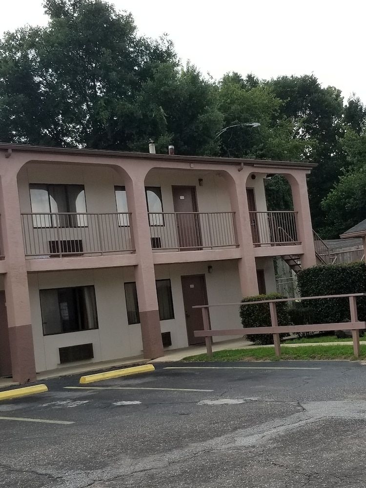 Executive Inn0
