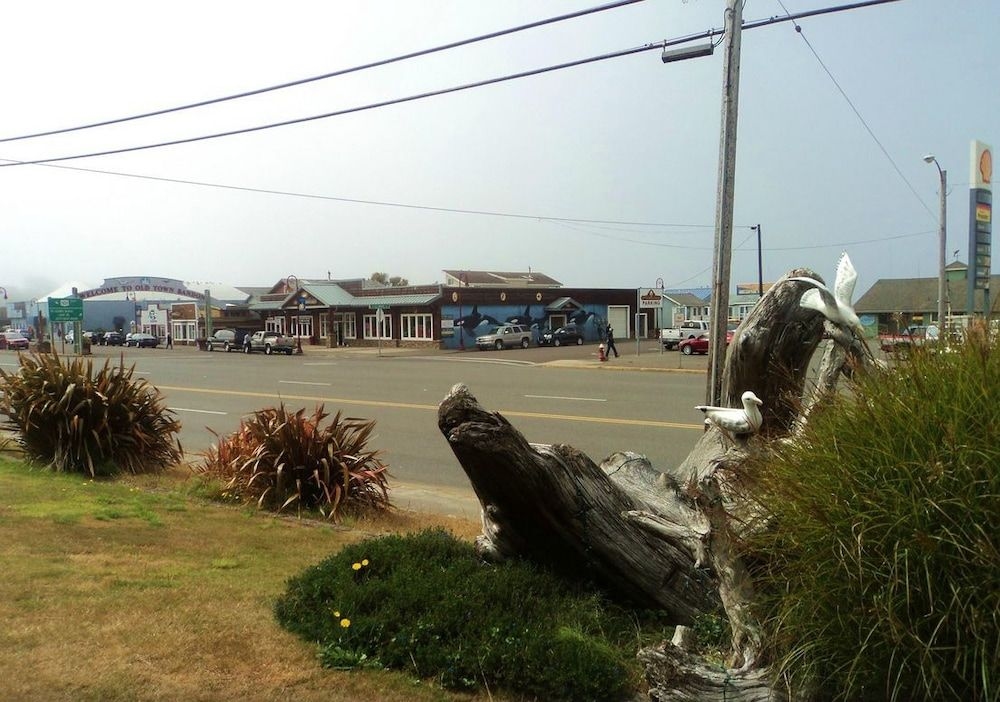 Lighthouse Cove Inn0