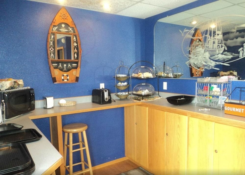 Lighthouse Cove Inn3