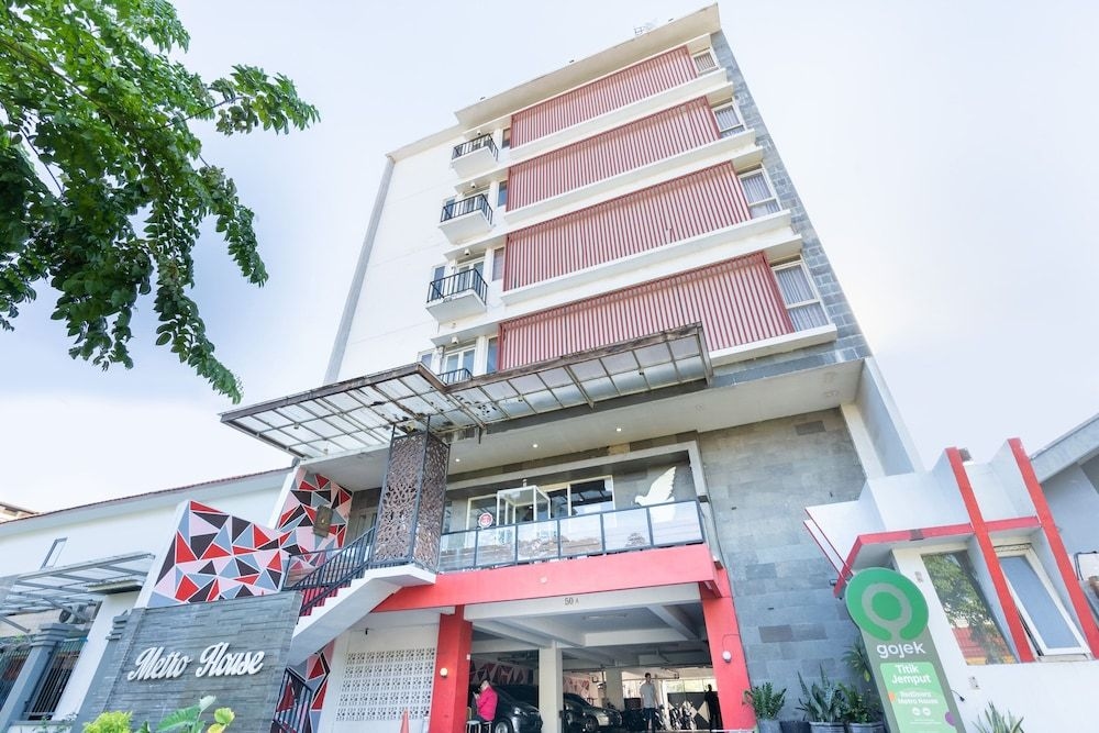 Metro House0